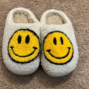 Kids Smiley Face Fuzzy Slippers - White and Yellow